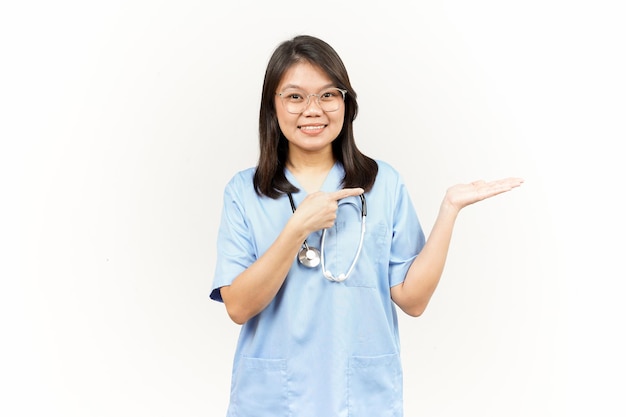 Affichage et présentation du produit sur la paume ouverte du jeune médecin asiatique isolé sur fond blanc