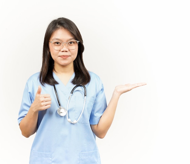 Affichage et présentation du produit sur la paume ouverte du jeune médecin asiatique isolé sur fond blanc