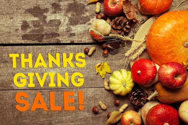 Affichage de vente joyeux jour de Thanksgiving sur fond de bois
