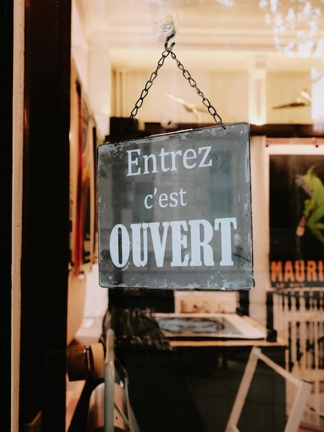 Photo l'affiche accrochée à la fenêtre d'un magasin