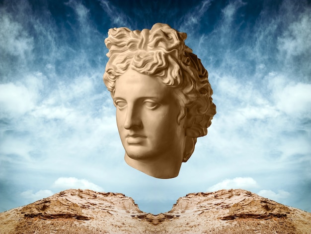 Affiche d'art conceptuel moderne surréaliste avec le visage d'une statue antique d'Apollon sur fond de ciel. Collage d'art contemporain.