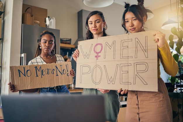 Photo affiche de groupe de femmes et préparation à un portrait de protestation ou à un soutien à l'autonomisation ou à un objectif de diversité à la maison panneau en carton d'amies ou prêtes avec un panneau d'affichage pour la justice, les droits de l'homme ou l'égalité