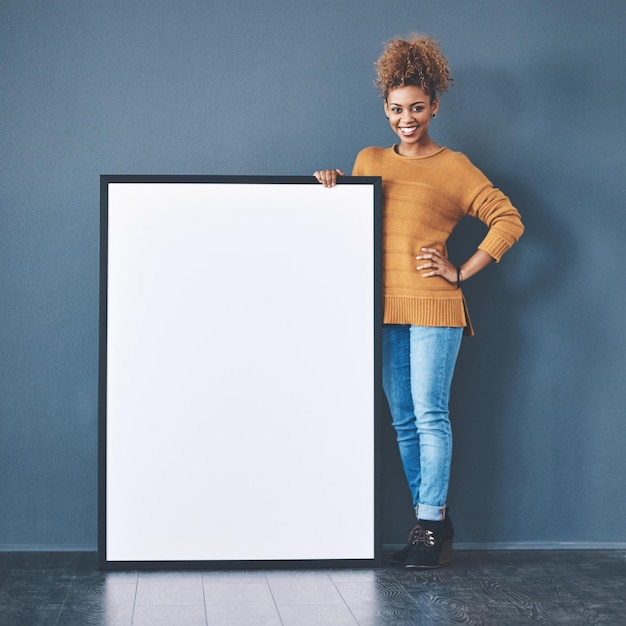 Photo affiche marketing et tableau blanc avec espace de copie détenu par une femme africaine heureuse partageant une bannière pour le réseautage et la publicité femme joyeuse montrant une pancarte vide pour la création de logo