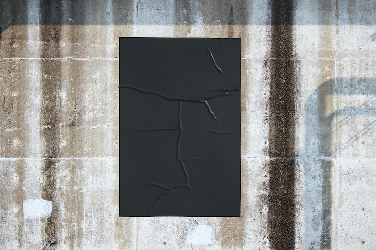Photo une affiche noire blanche sur un mur de béton de style loft