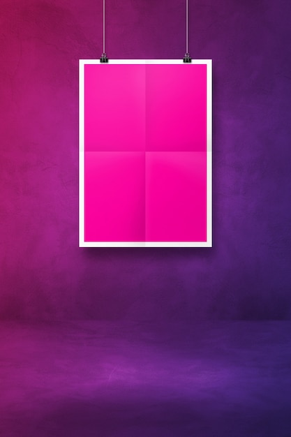 Affiche pliée rose accrochée à un mur violet avec des clips. Modèle de maquette vierge