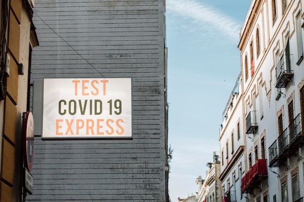 Affiche de test covid express accrochée dans la rue