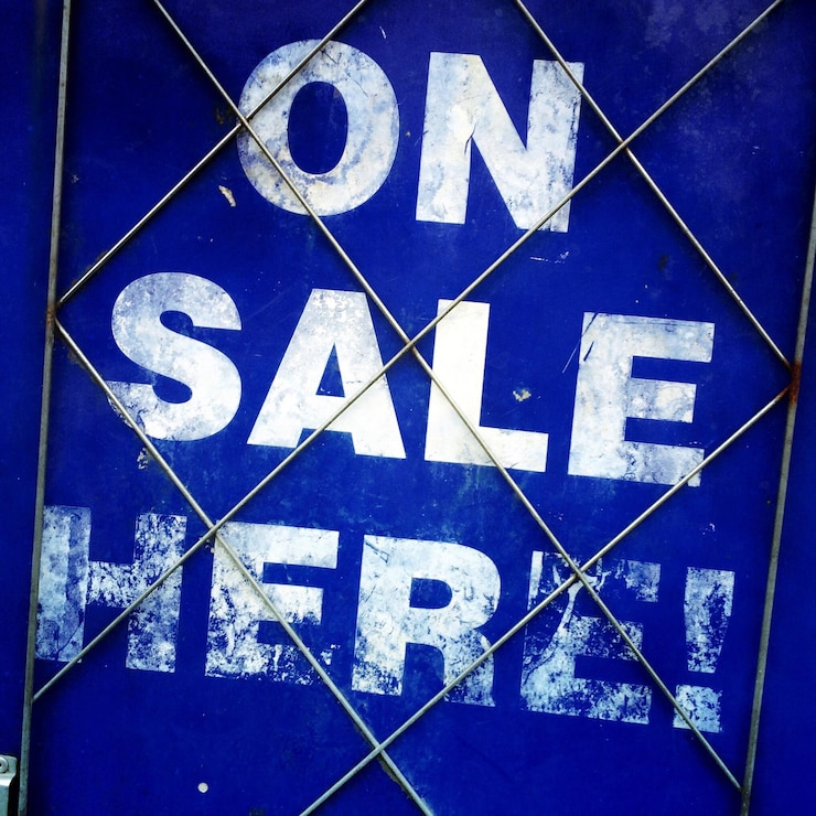 Photo affiche de vente blanche sur fond bleu