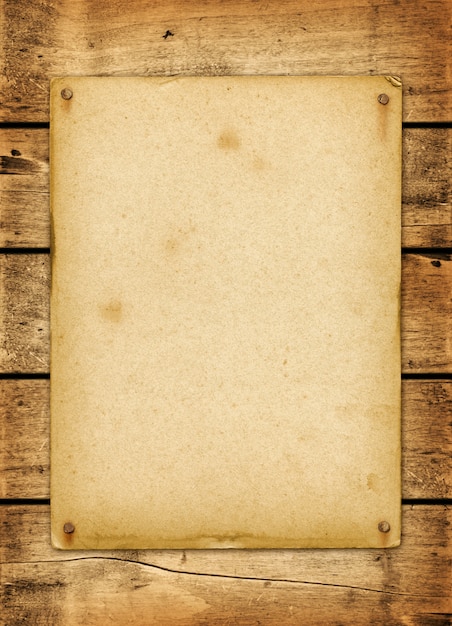Affiche vintage vierge clouée sur une planche de bois