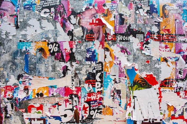 Affiches déchirées colorées sur le mur abstrait