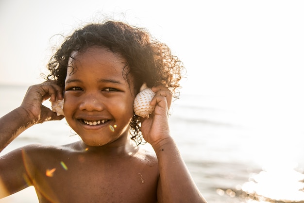 Africain Petit Garçon Jouant à La Plage