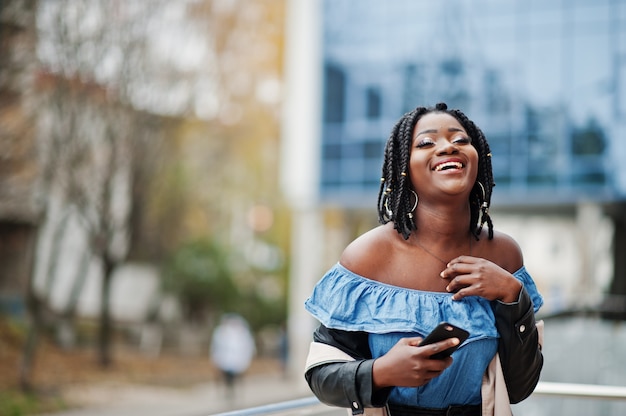 Africaine, élégant, femme, poser, dehors