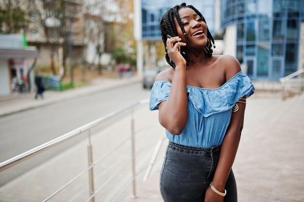 Africaine, élégant, femme, poser, dehors