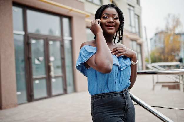 Africaine, élégant, femme, poser, dehors