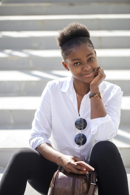 Africaine, femme, utilisation, intelligent, téléphone, quoique, séance, blanc, escalier, Dehors