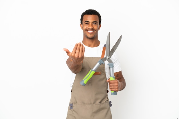 African American gardener man holding sécateur sur fond blanc isolé