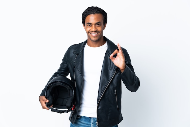 African American man with tresses tenant un casque de moto sur blanc montrant signe ok avec les doigts