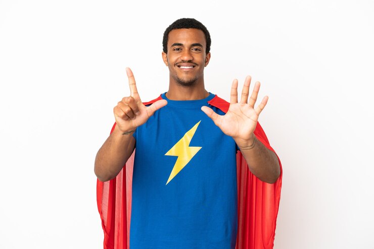 Photo african american super hero man sur fond blanc isolé comptant sept avec les doigts
