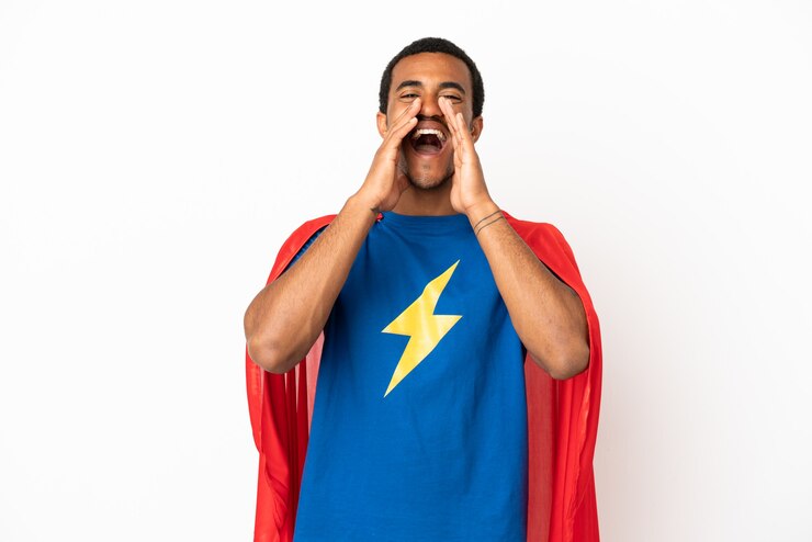 Photo african american super hero man sur fond blanc isolé criant et annonçant quelque chose