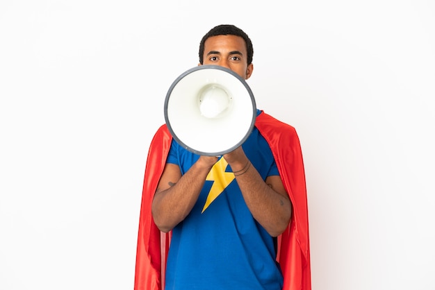 African American Super Hero man sur fond blanc isolé criant à travers un mégaphone