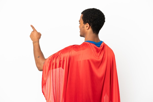 African American Super Hero man sur fond blanc isolé pointant vers l'arrière avec l'index