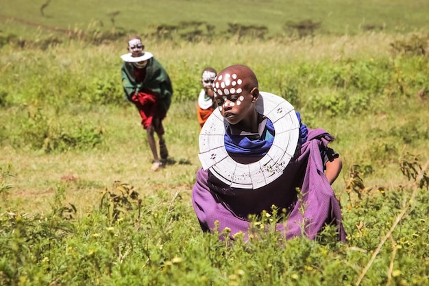 Afrique Tanzanie Mars 2016 Enfants Masai dans la vaste savane