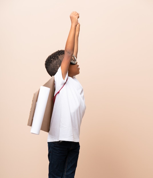 Afro-américain avec aviateur et ailes