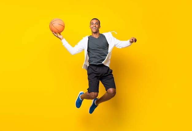 Photo afro-américain basketteur homme isolé sur jaune