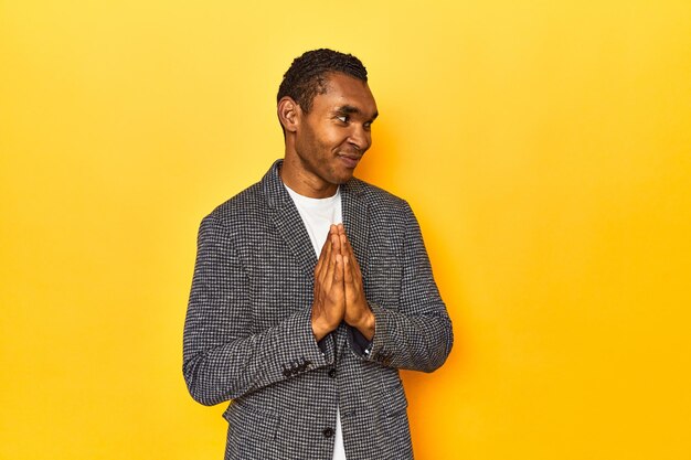 Un Afro-Américain en blazer jaune invente un plan dans l'esprit.