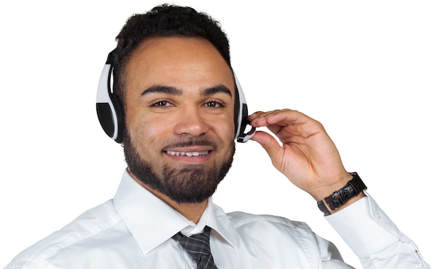 Afro-américain en casques isolés blanc