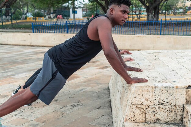 Afro-américain faisant de l'exercice dans le parc de la ville