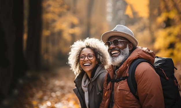 Afro-américain heureux en forme et couple de personnes âgées actif à l'automne couple de personnes âgées âgées à l'extérieur