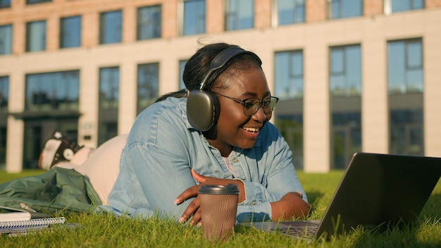 Afro-américain heureux joyeux femme université collège étudiant académie adolescente lycée dans