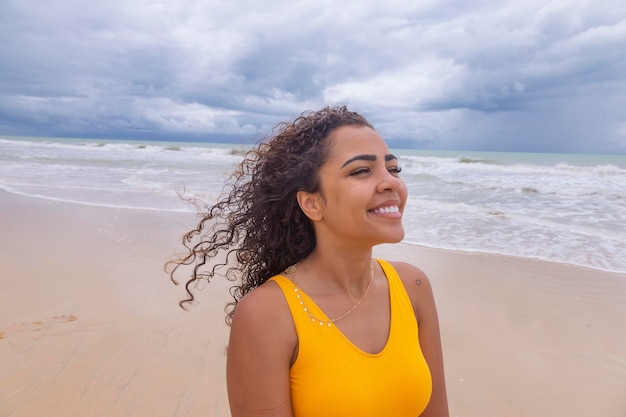 Afro-américain jeune fille mignonne cheveux bouclés bikini plage afro-américaine vacances vacances d'étéxA