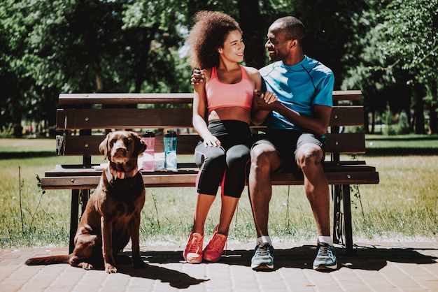 Afro-américain et jolie fille sur un banc de parc