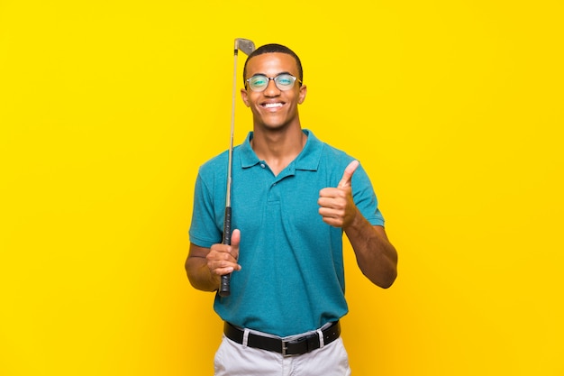 Afro-américain joueur de golfeur avec pouce levé parce que quelque chose de bien est arrivé