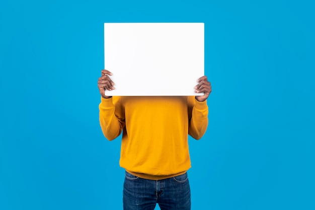 Un afro-américain méconnaissable se cachant derrière un plateau vide