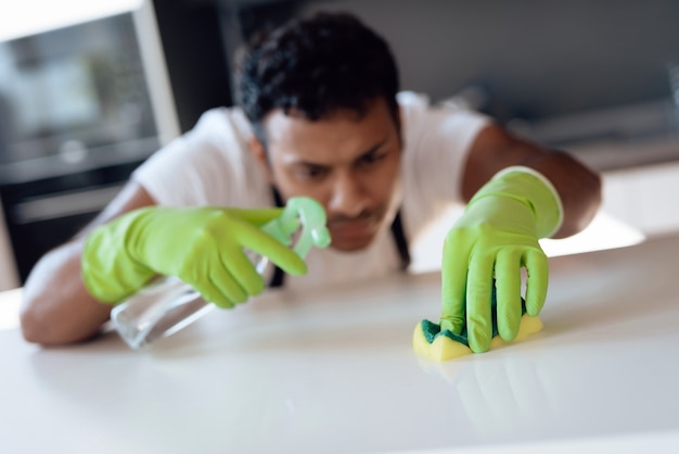 Afro-américain Nettoyant Dans La Cuisine.