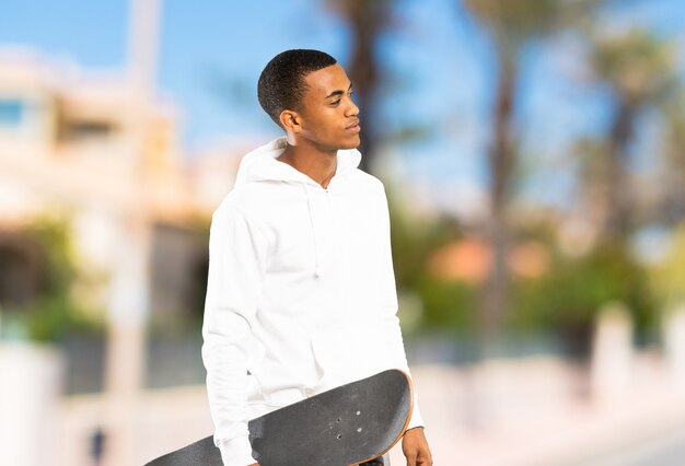 Afro-américain patineur à l'extérieur