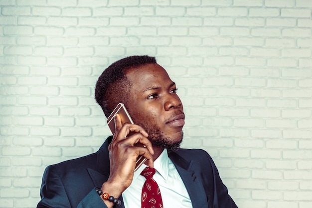 Afro-américain avec smartphone