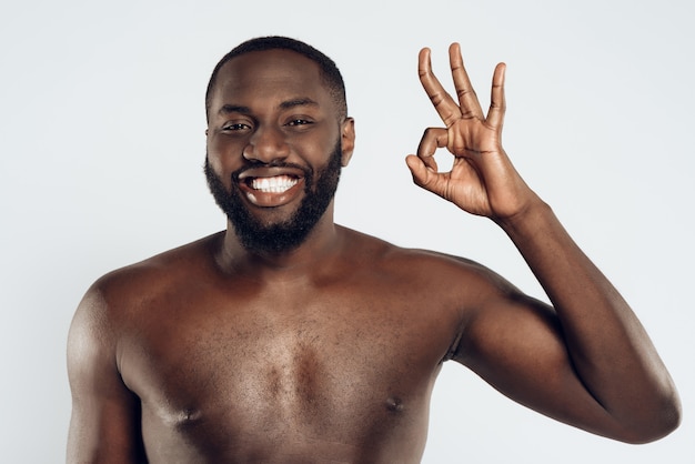 Afro-américain souriant homme à la poitrine nue