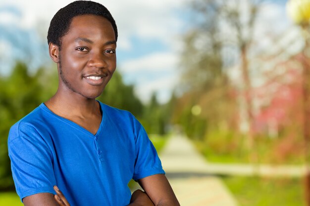 Afro-américain souriant isolé