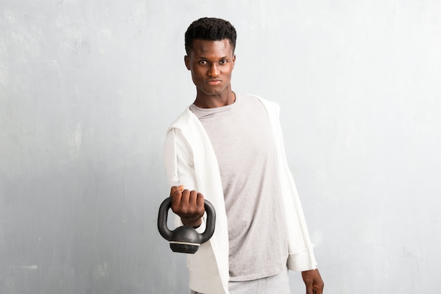 Afro-américain sportif avec kettlebell