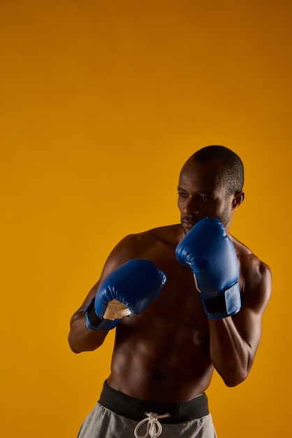 Afro-américain Avec Le Torse Nu Porte Des Gants De Boxe