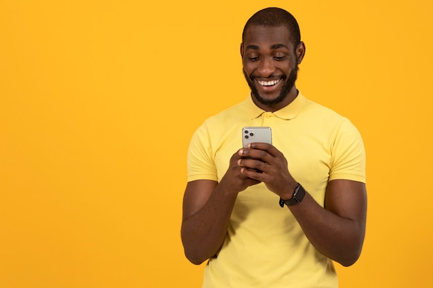 Afro-américain vérifiant son smartphone