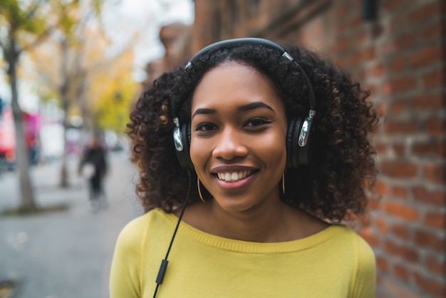 Afro-américaine, écouter de la musique