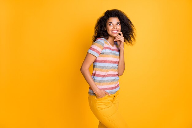 Afro-américaine fille mordre les ongles en pensant regarder