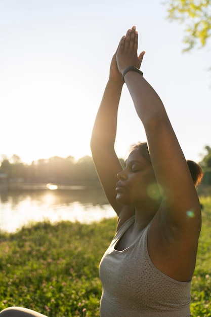 Photo une afro-américaine pratiquant le yoga dans le parc