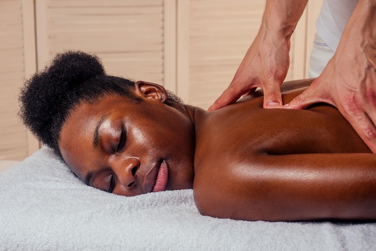 Photo une afro-américaine reçoit un massage du cou.