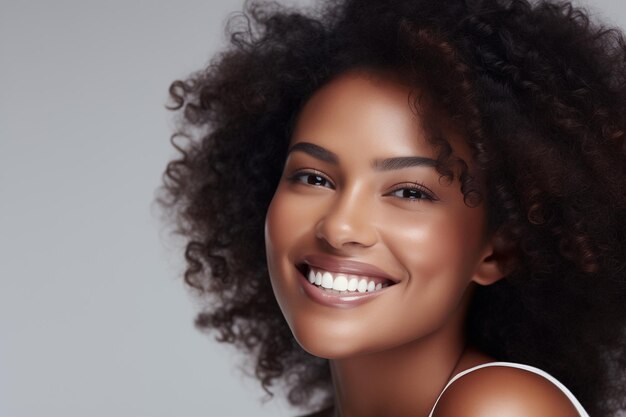 Photo une afro-américaine avec un sourire parfait et une coiffure afro