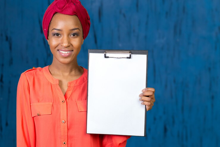 Afro-américaine, tenue, papier vierge